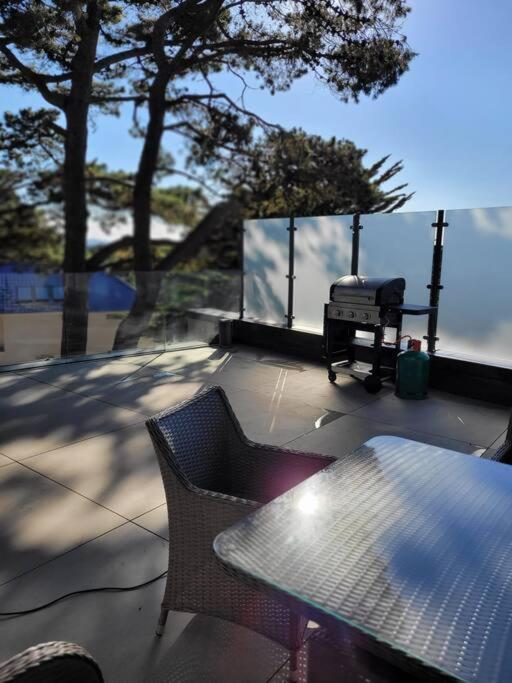 Luxury 3 Bed Flat With Large Terrace, Sea Views And Hot Tub Apartment Canford Cliffs Luaran gambar
